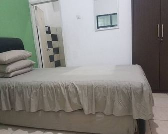 Cendrawasih Syariah Homestay - Brantiraya - Schlafzimmer