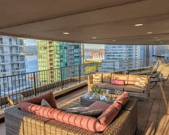 Pinnacle Hotel Harbourfront - ונקובר - מרפסת