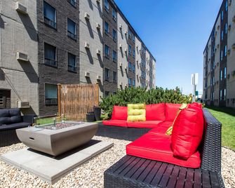 ترافلودج باي ويندام إدمونتون ويست - ادمونتون - شرفة مرصوفة