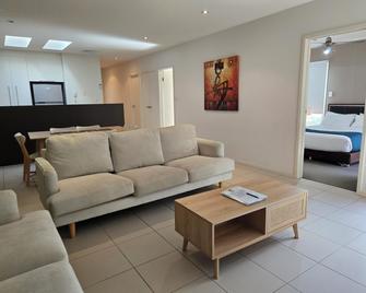 Quarterdecks Retreat - Hervey Bay - Living room