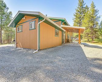 Peaceful Eureka Getaway - 1 Mi to Glen Lake! - Eureka - Building