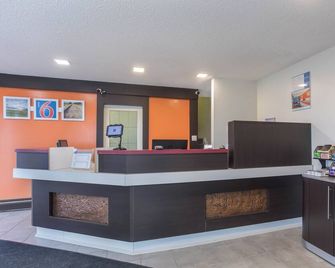 Motel 6 Camrose Ab - Camrose - Front desk