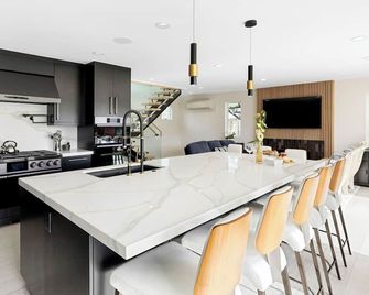 Seal Beach Escape by Avantstay Modern Home + Fireplace Prvte Courtyard + Walk to Beach + Dining - Seal Beach - Küche