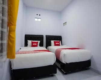 OYO 1764 Sopou Penginapan Rinal & Tuah - Pematangsiantar - Bedroom