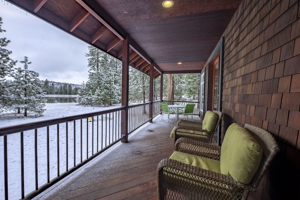 Lakeside Stone Cottage on 6 acres on Hammond--pet friendly - Weed - Balkón