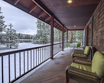 Lakeside Stone Cottage on 6 acres on Hammond--pet friendly - Weed - Balkón