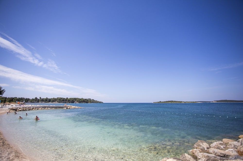 آدريون آبارتهوتل