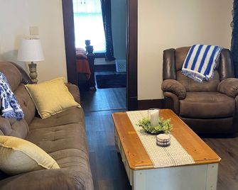 Charming 2-bedroom apartment with WiFi, AC in Wabash. Great location - Wabash - Living room