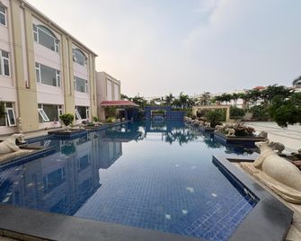 Hotel Golden Palace Puri - Puri - Piscina