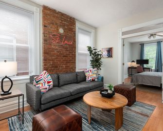 Charming 2BR + 1BA Gem in Tower Grove Park beautiful location w/ high speed WiFi - Saint Louis - Salon