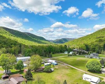 Cozy Mountain Getaway - Near Rickett’s Glen - Benton
