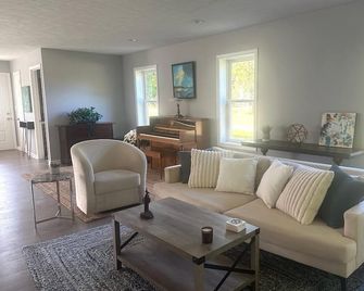 Modern Retreat Near Cuyahoga Valley Bright & Spacious - Hudson - Huiskamer