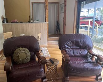 Amaroo with a view set on a 50 acre hobby farm .. Modern Deluxe Queen Studio. - Collinsvale - Huiskamer
