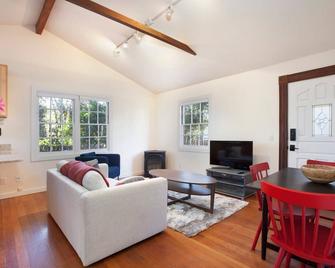 Curtis Cottage · Berkeley Cottage, comfy, stylish, good wifi - Berkeley - Living room