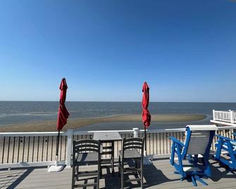 On The Beach. Cape May county beach cottage with breathtaking sunset views. - Cape May Court House - Balcón