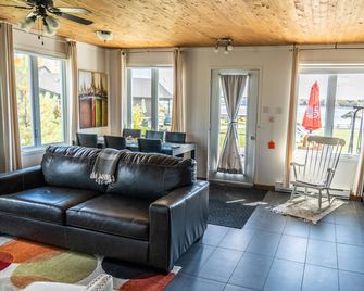 Les Chalets Baie Cascouia - Larouche - Living room