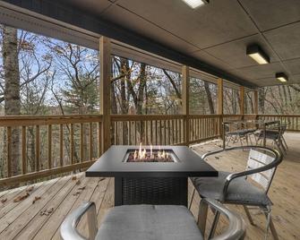 Modern Mountain Cabin in Lake Toxaway: a Spacious Deck Retreat - Lake Toxaway - Balcón
