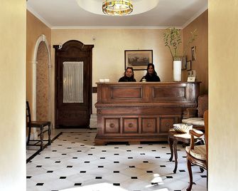 Arco di Travertino - Roma - Reception