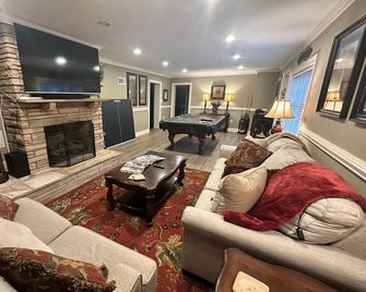 Pool table, Ping Pong, Patio, Game Room & Laundry - Statesville - Sala de estar
