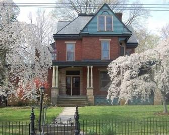Lovely C.1890 Flat with Garden in Historic Downtown - Lexington - Building