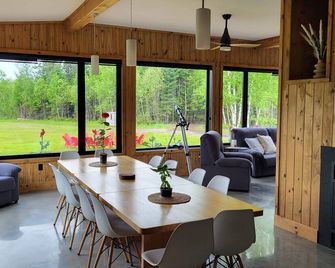 Chalet on the edge of Lac des Commissaires - Lac-Bouchette - Dining room
