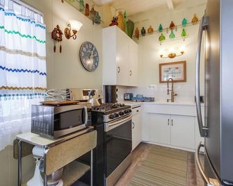 Whimsical Beach Cottage just one block to the beach ! - San Diego - Kitchen