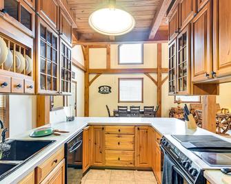 Lakefront Gem on 32-Acre Lot in Angleton! - Angleton - Kitchen