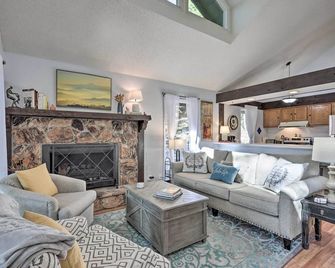 Resort Perks Updated Osage Beach Home! - Osage Beach - Living room