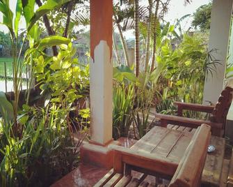 Quiet Twin Room Overlooking the Ricefields located in Lovina on the North Coast - Buleleng - Patio