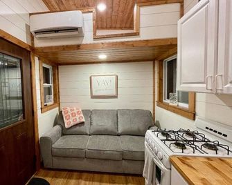 Cozy Porter Creek Retreat - 5 miles to downtown - Boyne City - Living room