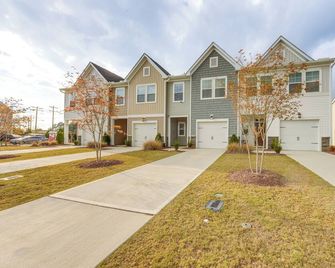 Private Patio! Sleek & Stylish Smithfield Townhome - Smithfield - Gebäude