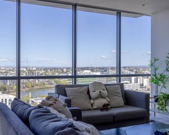 Riverview 2BR delicate Apt, 1min to train station - Brisbane - Living room