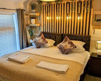 Stylish, Comfortable House, sleeps 4 to 6 - Gowerton - Bedroom