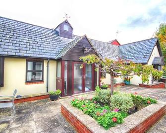 Vernon Place town centre, Vernon Cottage 3-bed with parking, 1A Vernon Court 2-bed with parking, 1B studio no parking, off the High Street next to Sandford Park - Cheltenham - Building