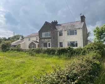 Ty Dderw Country Inn - Moelfre - Edificio