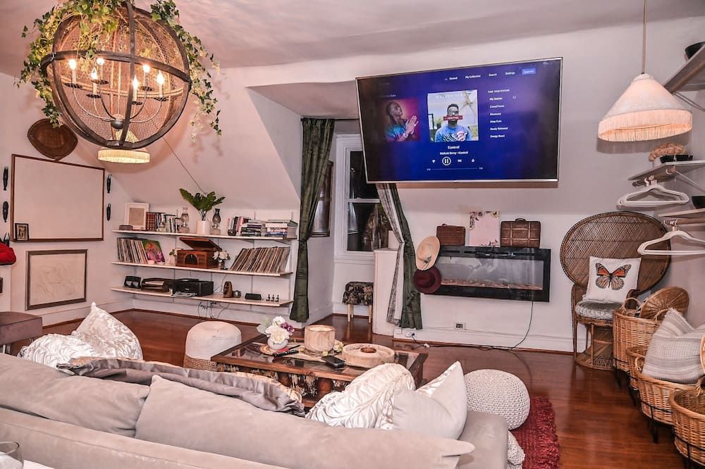 4-Bedroom Historic Garden Oasis Home in Germantown - فيلادلفيا - غرفة معيشة