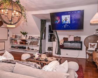 4-Bedroom Historic Garden Oasis Home in Germantown - Filadelfia - Sala de estar
