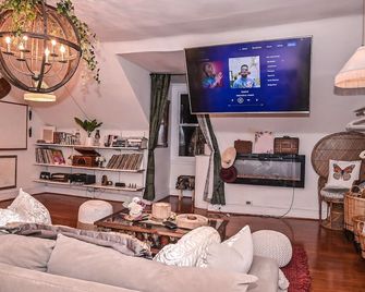 4-Bedroom Historic Garden Oasis Home in Germantown - Philadelphia - Living room