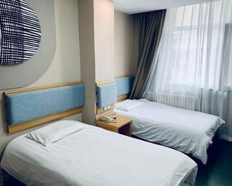 Home Inn (Qingdao Taidong Business Area, Lijin Road Metro Station) - Qingdao - Bedroom