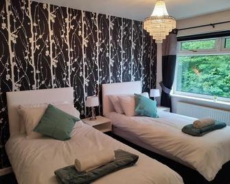 Serendipity - 4 bedrooms - Big Garden - Near Manchester Airport, Whythenshawe Hospital and Roundthorn Business Park - Mánchester - Habitación