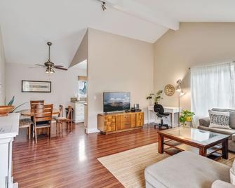 Huntington Retreat 2 Bed 2 Bath Jacuzzi - Huntington Beach - Living room