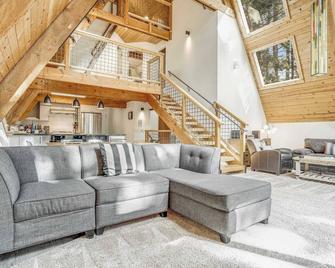 Tamarack by AvantStay Remodeled Chamberlands Full Beach Pool Access - Tahoma - Living room