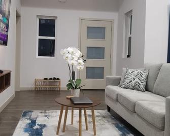 Calm Peachtree Hideout - Van Nuys - Living room