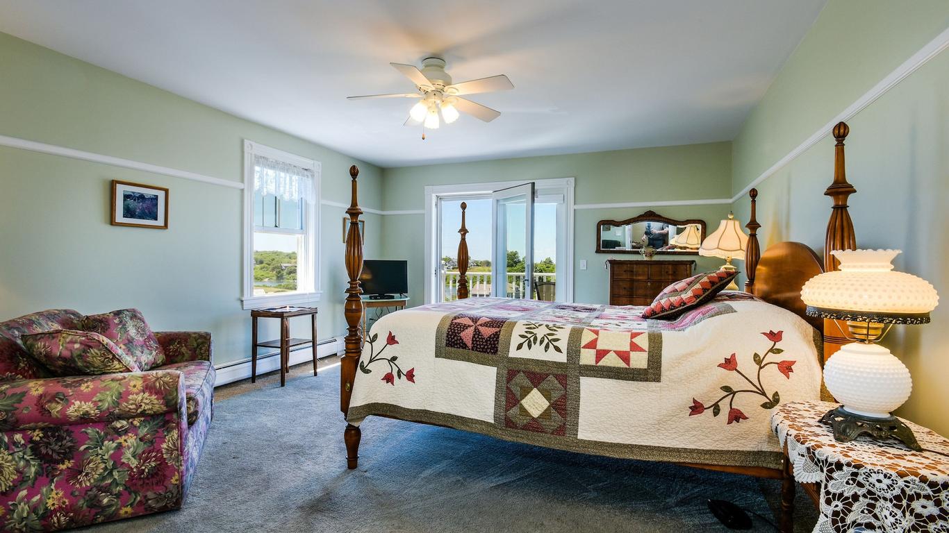 Payne's Harbor View Inn