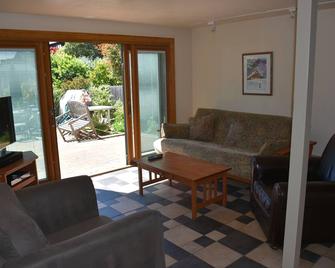 Large bedroom, bathroom & tenant kitchen, with lounge area and patio - Berkeley - Wohnzimmer