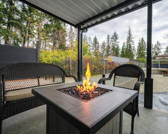 Cozy Shuswap Lake getaway, family sized suite, 5 minutes to downtown Salmon Arm! - Salmon Arm - Patio