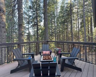 Stunning Modern Cabin. 8mi to Lassen. EV Charging, Pet Friendly! - Mineral - Balcón
