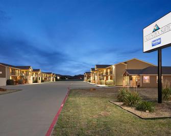 Eagle's Den Suites Andrews a Travelodge by Wyndham - Andrews - Building