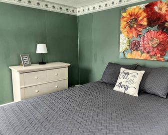 Downtown Westfield, with Patio, Near Wineries, Dining, and Lake Erie - Westfield - Habitación