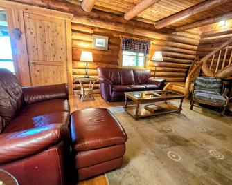 Drummond Island Hotel & Vacation Homes - Fairview Cove Log Home - Drummond - Living room